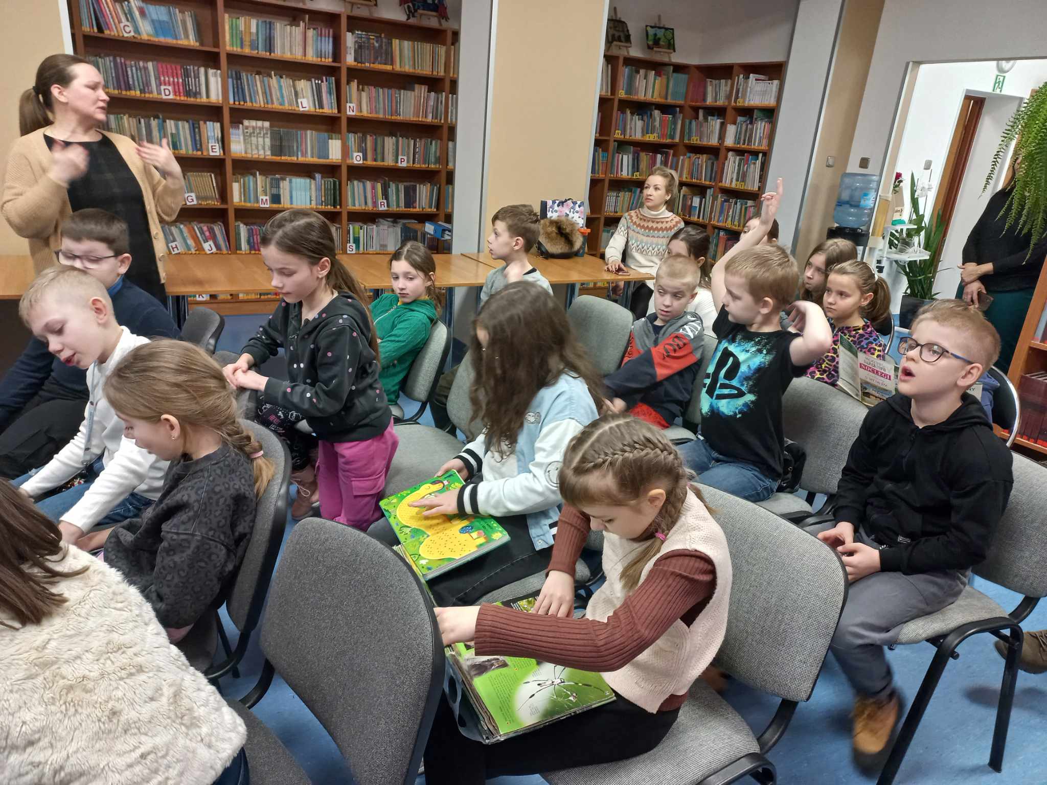Odwiedziny dzieci z klas II c i II d z Publicznej Szkoły Podstawowej w Myszyńcu